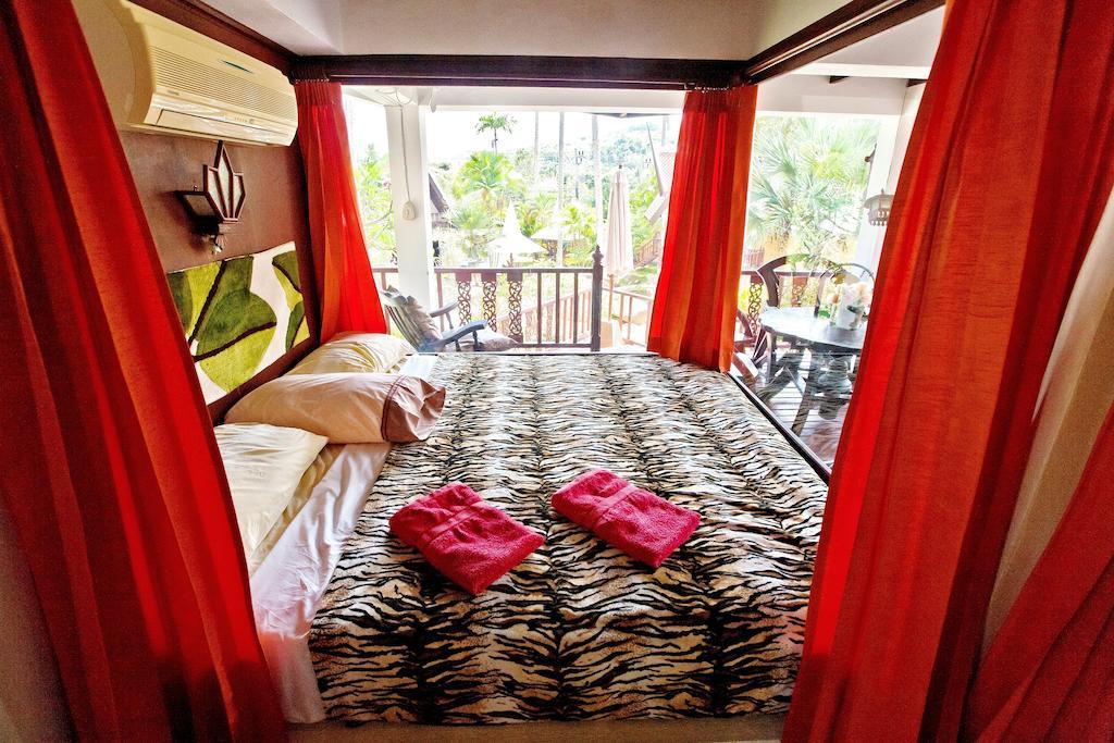 Coco Palace Resort Nai Harn Номер фото